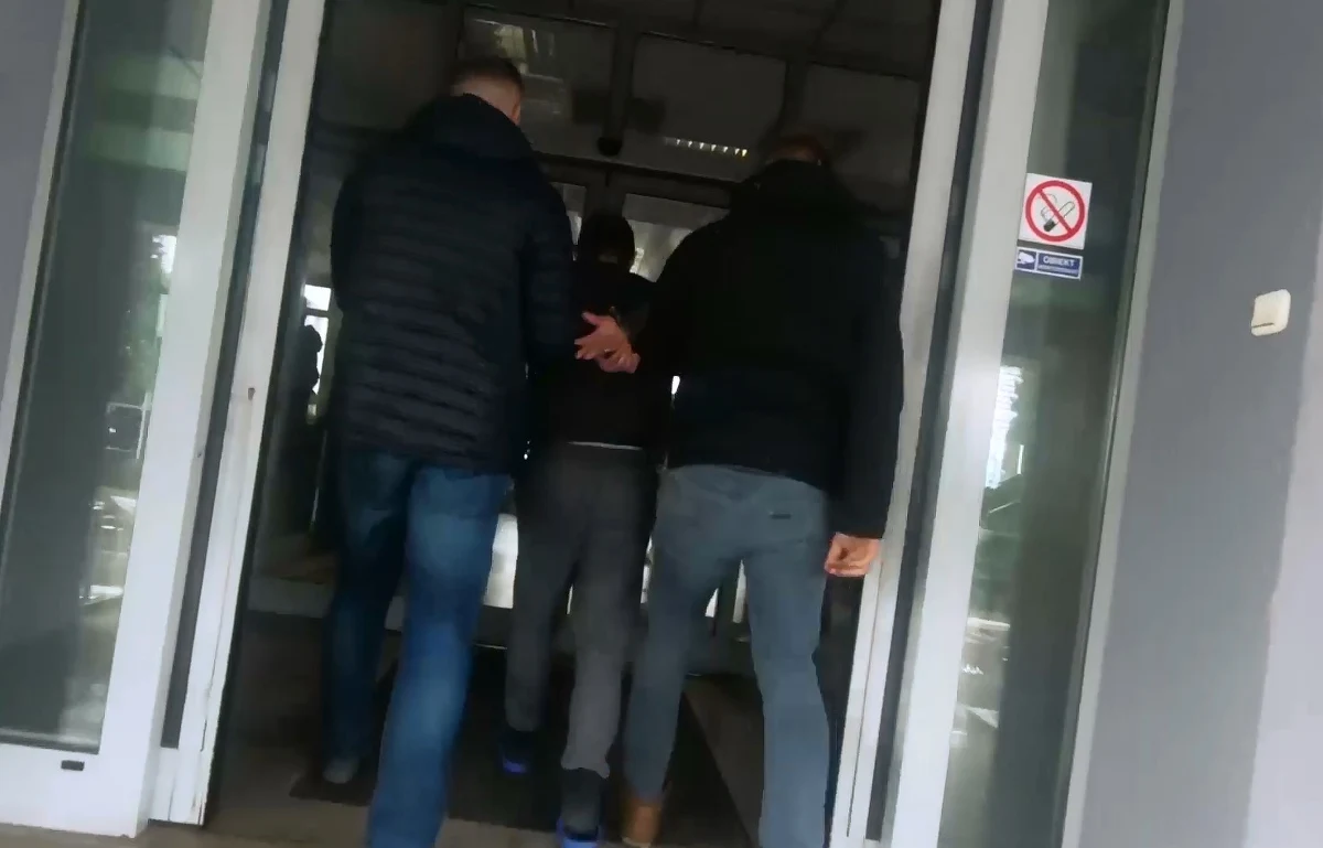 Trzech mężczyzn, którzy dokonali w Krakowie napadu na pracowników kantoru przewożących pieniądze, zatrzymali policjanci. Sprawcy to członkowie gruzińskiej grupy przestępczej. Śledczy pracują nad zatrzymaniem pozostałych jej członków.

