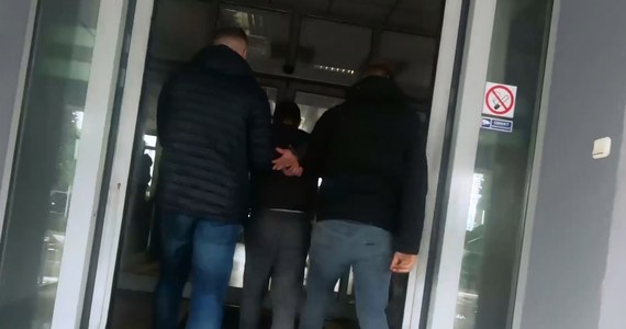 Trzech mężczyzn, którzy dokonali w Krakowie napadu na pracowników kantoru przewożących pieniądze, zatrzymali policjanci. Sprawcy to członkowie gruzińskiej grupy przestępczej. Śledczy pracują nad zatrzymaniem pozostałych jej członków.


