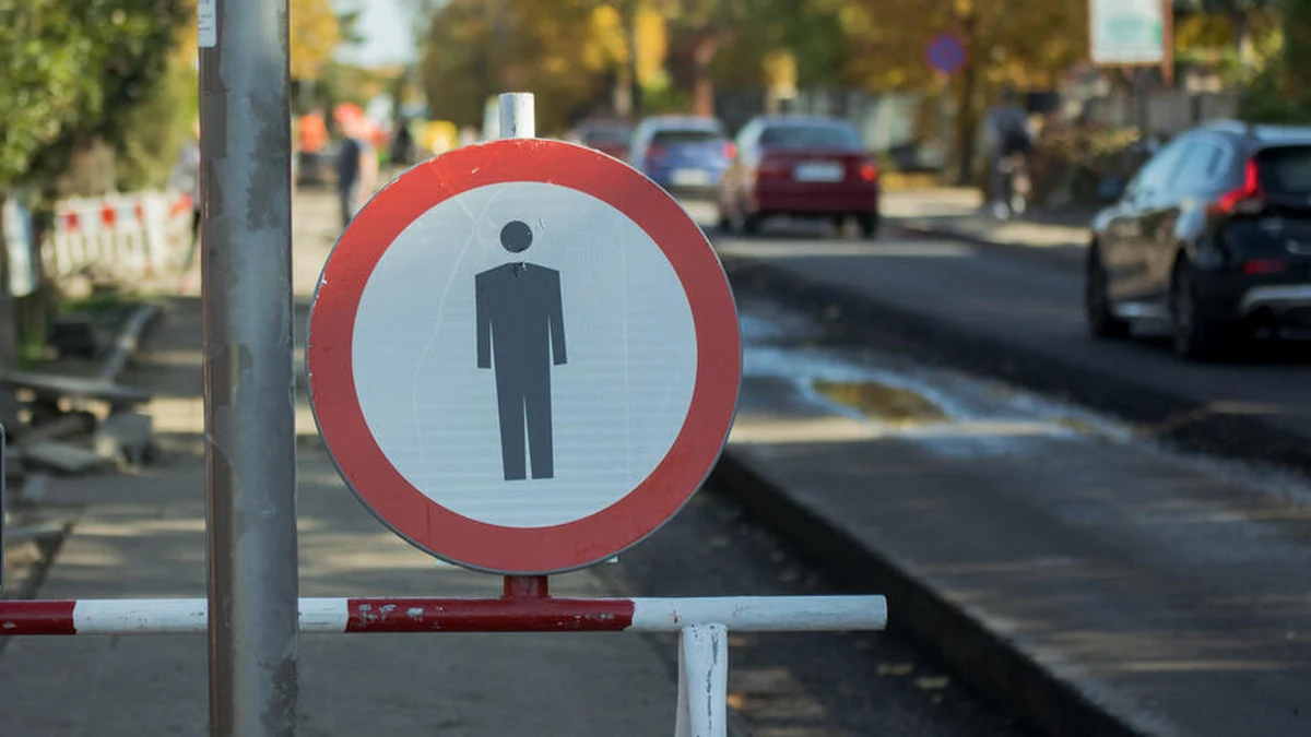 W Gdańsku od dziś pierwsze utrudnienia związane z budową naziemnego przejścia dla pieszych na wysokości Gdańskiego Uniwersytetu Medycznego. To kolejna taka inwestycja na głównej arterii miasta, gdzie podziemne przejścia dla pieszych zastąpi typowa zebra ze światłami. 