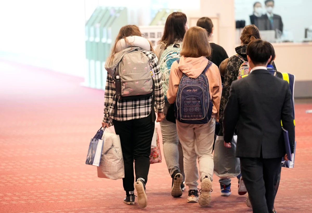 Japońska delegacja rządowa zabrała z Polski 20 ukraińskich uchodźców. W Japonii czeka na nich nie tylko dach nad głową, ale też oferty pracy i pomoc finansowa.