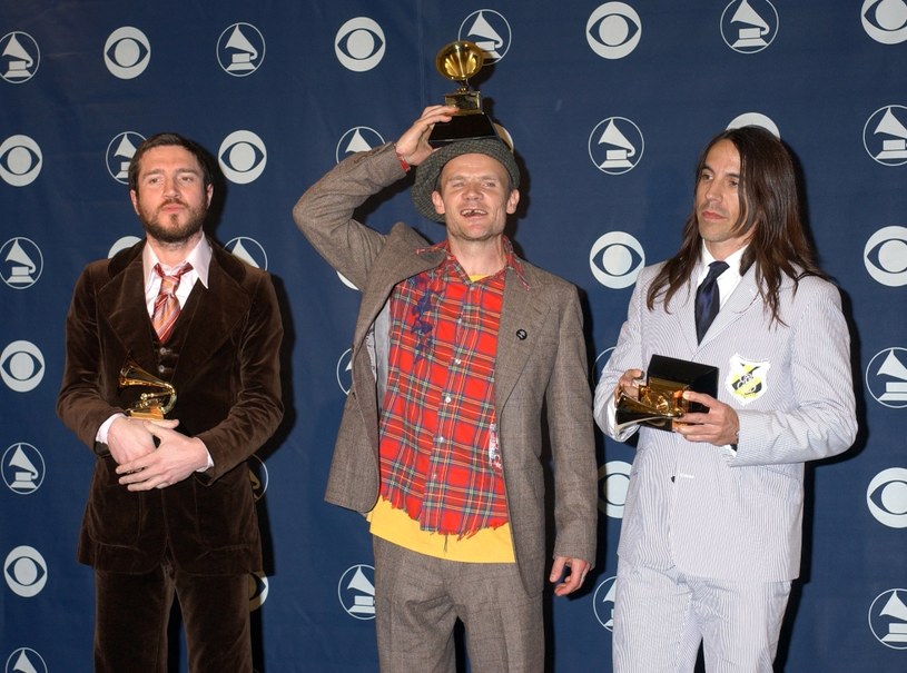 Red Hot Chili Peppers wydali nową płytę, pt. "Unlimited Love". Basista zespołu wyznał w jednym z wywiadów, że nie jest zbyt przywiązany do nagród i statuetek, które odebrał w ciągu całej swojej kariery. 