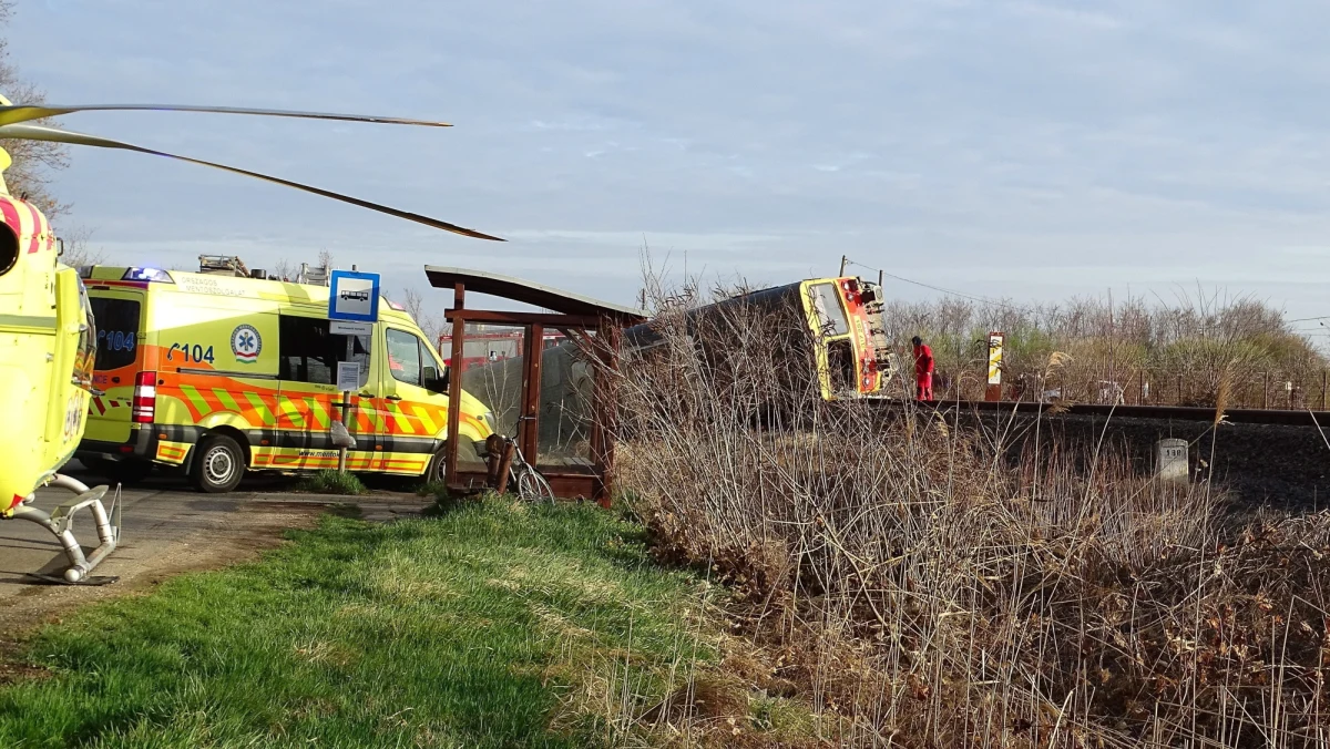 5 osób zginęło w wyniku zderzenia samochodu dostawczego z pociągiem, do którego doszło w Mindszent w południowych Węgrzech. Rannych zostało 10 osób.
