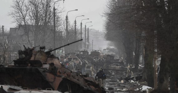 Rosyjscy żołnierze, którzy mieli się dopuścić zbrodni na ludności cywilnej w Buczy, po wycofaniu na Białoruś wracają na Ukrainę - informuje ukraiński wywiad wojskowy. Chodzi o 64. brygadę zmechanizowaną 35. rosyjskiej armii. 