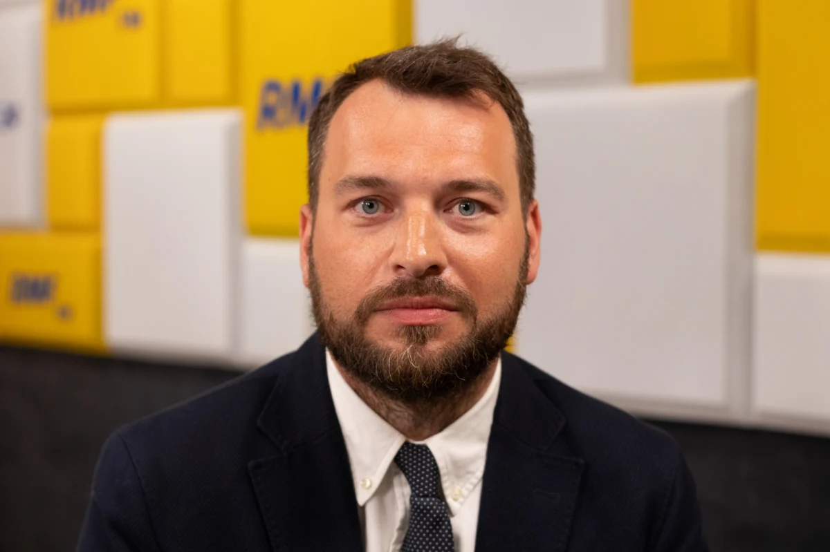 "Najmocniej uderza w nas to, że blokowany jest transport części produktów żywnościowych. To przekłada się na to, że zwyczajne produkty żywnościowe, jak chleb, będą droższe" - mówił w Rozmowie w południe w RMF FM Piotr Arak z Polskiego Instytutu Ekonomicznego. Z powodu wojny na Ukrainie "nie ma kategorii produktów żywnościowych, która nie podrożeje" - nie ukrywa gość Krzysztofa Berendy.