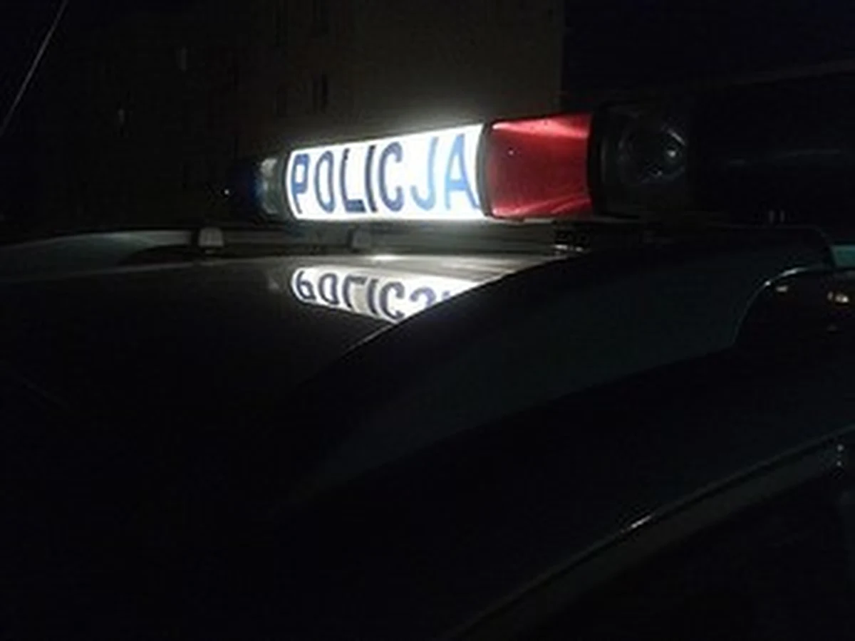 Krośnieńscy policjanci zatrzymali 17-latka, który ukradł krewnemu kluczki do auta i urządził sobie nocną przejażdżkę po mieście. Mężczyzna miał około 1,5 promila alkoholu w organizmie i był poszukiwany. Teraz grozi mu nawet osiem lat pozbawienia wolności.

 