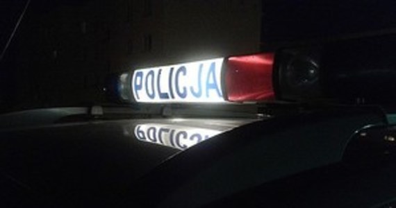 Krośnieńscy policjanci zatrzymali 17-latka, który ukradł krewnemu kluczki do auta i urządził sobie nocną przejażdżkę po mieście. Mężczyzna miał około 1,5 promila alkoholu w organizmie i był poszukiwany. Teraz grozi mu nawet osiem lat pozbawienia wolności.

 