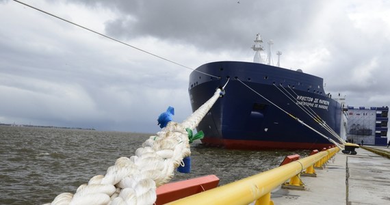 Rosyjskie statki zmieniają bandery w celu uniknięcia sankcji nałożonych ze względu na agresję Rosji na Ukrainę - wynika z informacji uzyskanych przez holenderski dziennik "NRC".