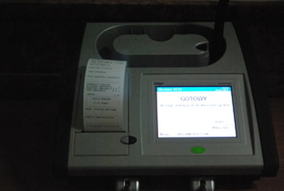 Blisko 4,5 promila alkoholu w organizmie miał 42-latek zatrzymany na Podkarpaciu. Jechał całą szerokością jezdni. Niebezpieczny drogowy rajd przerwali inni kierowcy. Gdy na miejsce przyjechali policjanci, w alkomacie zabrakło skali.

