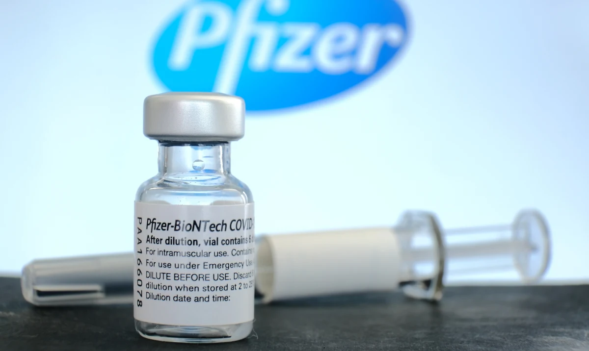 Szczepionki mRNA przeciwko koronawirusowi uczyniły prezesów firm farmaceutycznych multimiliarderami - podaje "Financial Times". To głównie efekt wzrostu cen akcji firm sprzedających środki dające czasową ochronę przed Covid-19. 