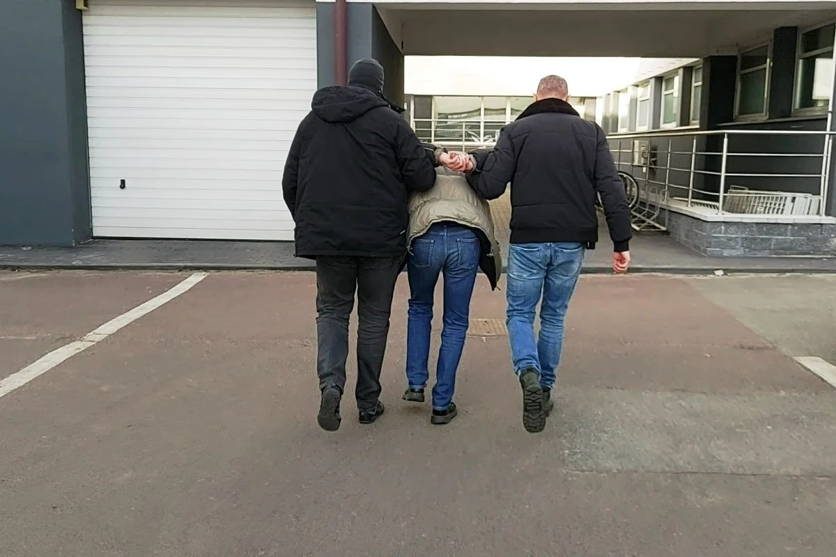 Dwaj mężczyźni – którzy odpowiedzą za rozboje z użyciem broni palnej – ujęci przez łódzkich policjantów. Sąd zdecydował, że obydwaj podejrzani trafią do tymczasowego aresztu. Za napady z bronią w ręku grozi im do 15 lat więzienia. 