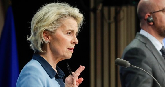 ​Komisja Europejska chce zakazać importu węgla, drewna, cementu, owoców morza i alkoholu z Rosji - poinformowała szefowa KE Ursula von der Leyen. To już kolejny pakiet sankcji wymierzony w kraj, który miesiąc temu najechał na Ukrainę.