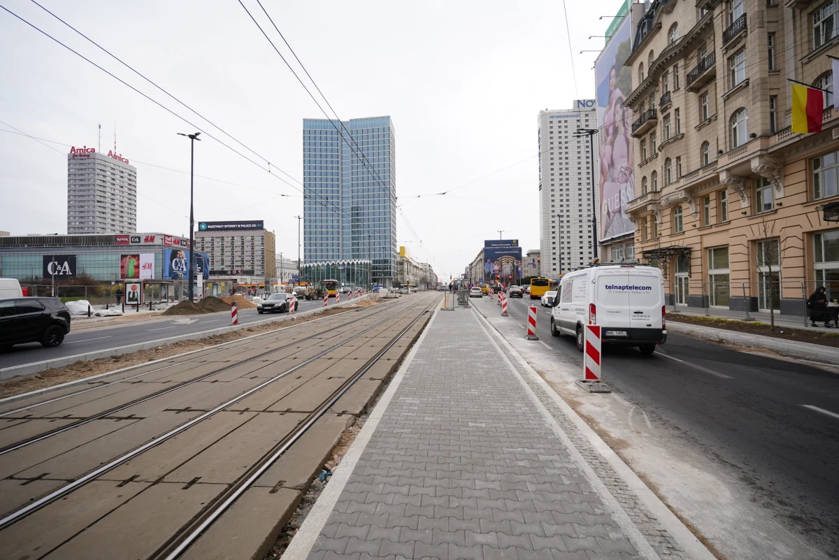 Prace przy rondzie Dmowskiego w Warszawie są już na ostatniej prostej. Jak informuje reporter RMF MAXXX - Przemysław Mzyk- obecnie drogowcy zabierają się za poszerzenie przystanku tramwajowego od strony dworca PKP Śródmieście. 