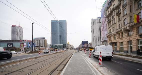 Prace przy rondzie Dmowskiego w Warszawie są już na ostatniej prostej. Jak informuje reporter RMF MAXXX - Przemysław Mzyk- obecnie drogowcy zabierają się za poszerzenie przystanku tramwajowego od strony dworca PKP Śródmieście. 