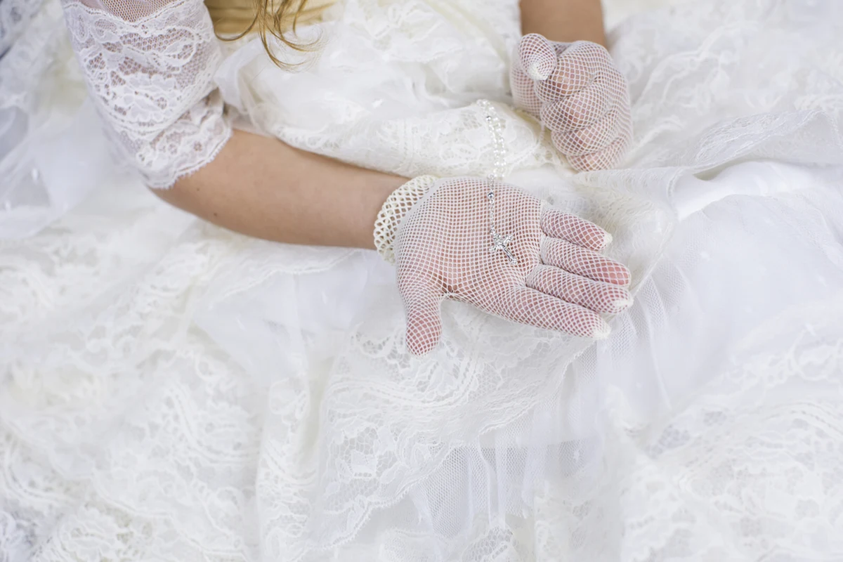 Maj to ważny miesiąc dla dzieci urodzonych w 2013 roku i rodziców chrzestnych. Dla wielu z zaproszonych na komunijne spotkania istotna jest odpowiedź na pytanie: jaki prezent dać dziecku? Czasy, gdy dzieci obdarowywano rowerami minęły raczej bezpowrotnie. W tym artykule znajdziesz odpowiedź na pytanie: ile dać do koperty?