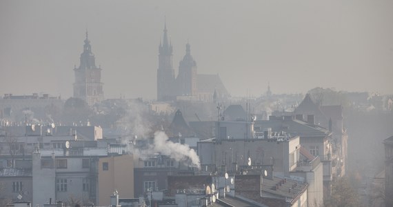 Tuż po Wielkanocy w Krakowie rozpocznie się nabór wniosków o udzielenie dotacji w ramach programu "Stop smog". Będzie je można składać do 30 czerwca. Dofinansowanie uzyskają najubożsi krakowianie, którzy zdecydują się na wymianę urządzeń lub systemów grzewczych na bardziej efektywne i ekologiczne.

