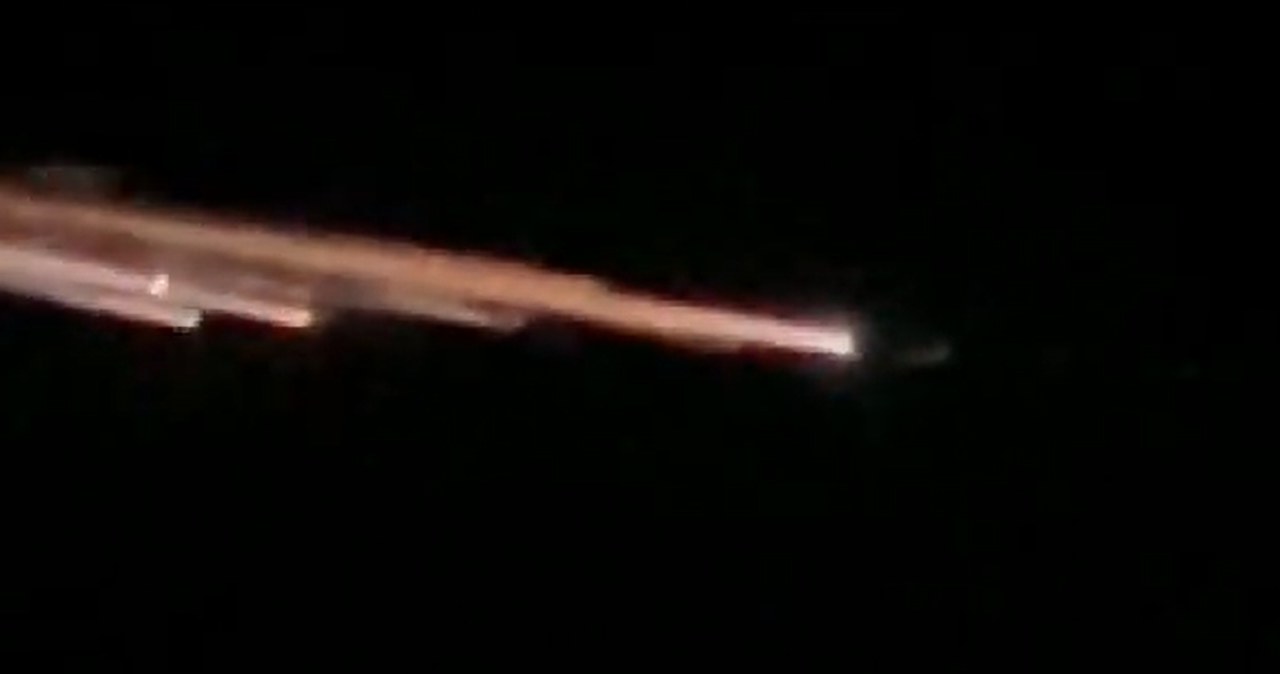 Deszcz meteorów, rozpadający się satelita czy chińska rakieta? Niezwykła manifestacja na nocnym niebie nad stanem Madhya Pradesh w Indiach pozostaje niewyjaśniona.