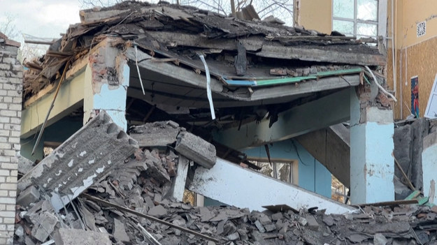 Kilka rosyjskich bombardowań zostało wymierzonych w miasto Kramatorsk w nocy i we wczesnych godzinach porannych, po tym, jak siły Moskwy poinformowały, że zmieniają swoje cele wojskowe na wschód Ukrainy. Jeden z tych ataków uszkodził szkołę w centrum miasta, obok budynku policji, około godziny 3:00 czasu lokalnego. W pierwszych dniach inwazji miało miejsce kilka ataków na miasto, których celem było głównie lotnisko, ale to pierwszy tego typu atak na samo centrum miasta w ciągu ostatnich czterech tygodni. Nie zgłoszono żadnych ofiar śmiertelnych, ale potłuczone szkło leży teraz wszędzie wokół budynku oraz powstał duży krater o szerokości 10 metrów tuż obok obiektu.