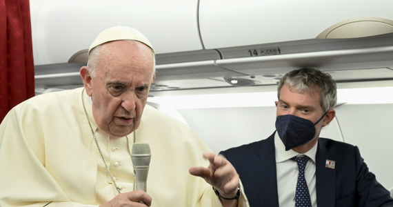 W poniedziałek na Twitterze pojawił się wpis papieża Franciszka o wojnie w Ukrainie. Papież stwierdził w nim, że „wszyscy jesteśmy jej winni”. Post wywołał dużą dyskusję i krytykę papieża.