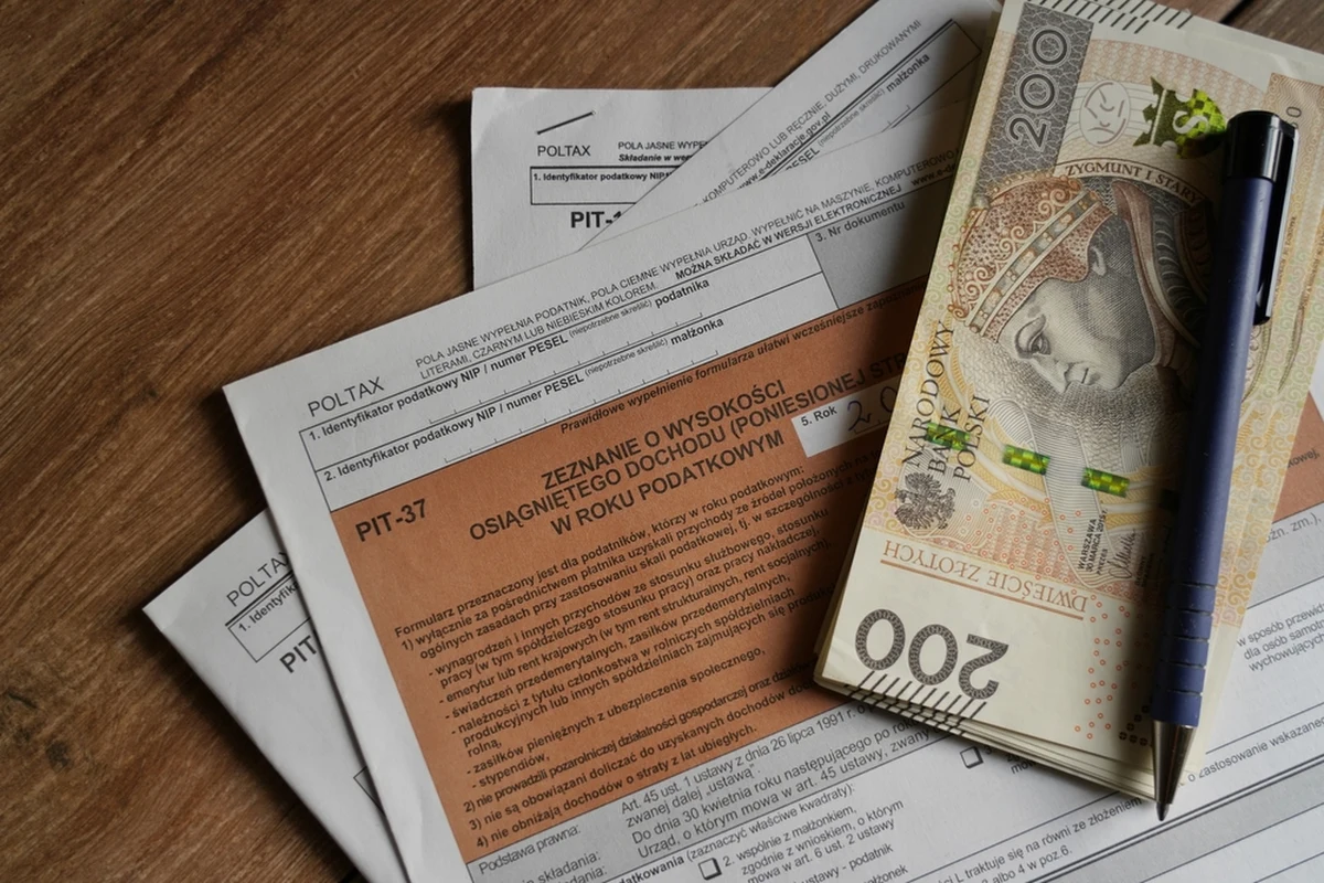 Prawie miliard złotych - tyle w 2021 roku trafiło do organizacji pożytku publicznego w ramach rozliczeń za 2020 rok. Liczba ta od poprzedniego roku wzrosła o kilkadziesiąt milionów złotych. Cztery pierwsze organizacja pożytku publicznego otrzymały 1/3 całej kwoty z jednego procenta podatku. Dane za deklaracje podatkowe składane do 2 maja 2022 roku poznamy prawdopodobnie w październiku.