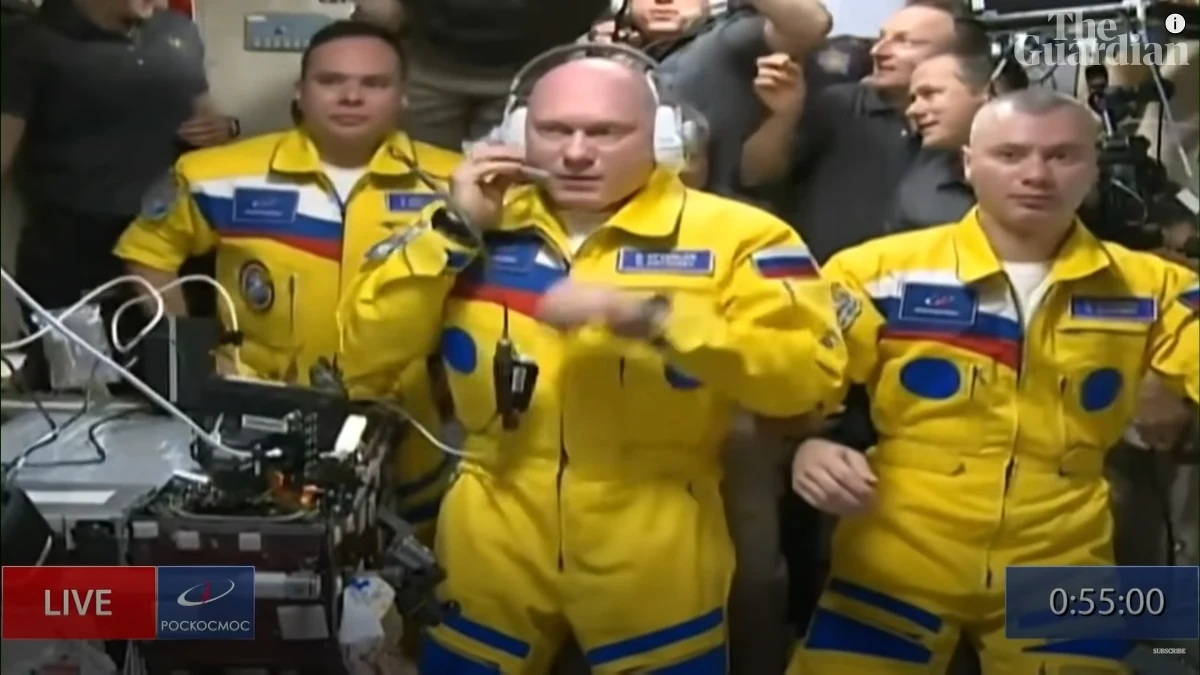 Zdjęcia rosyjskich astronautów, którzy pokazali się w żółto-niebieskich skafandrach na Międzynarodowej Stacji Kosmicznej obiegły świat. Niektórzy twierdzili, że w ten sposób kosmonauci wyrazili sprzeciw wobec rosyjskiej inwazji na Ukrainę. Amerykański astronauta, który był na MSK podczas konferencji prasowej po powrocie na Ziemię przekazał, że Rosjanie byli zaskoczeni tą interpretacją.