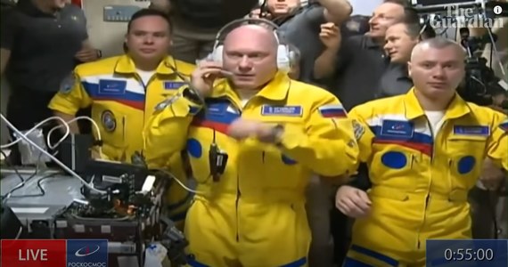 Zdjęcia rosyjskich astronautów, którzy pokazali się w żółto-niebieskich skafandrach na Międzynarodowej Stacji Kosmicznej obiegły świat. Niektórzy twierdzili, że w ten sposób kosmonauci wyrazili sprzeciw wobec rosyjskiej inwazji na Ukrainę. Amerykański astronauta, który był na MSK podczas konferencji prasowej po powrocie na Ziemię przekazał, że Rosjanie byli zaskoczeni tą interpretacją.