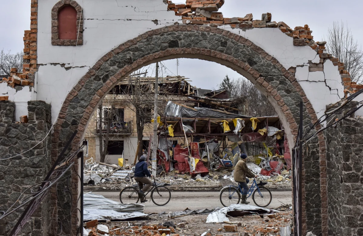 Rosyjscy żołnierze chodzili od drzwi do drzwi, konfiskując mieszkańcom broń myśliwską, telefony komórkowe, a czasem nawet zajmując domy i szukali "ubranych na czarno nazistów" - tak mieszkańcy wsi w obwodzie mikołajowskim, na południu Ukrainy, opisują dziennikarzom "Washington Post", jak byli terroryzowani przez wojska okupanta.