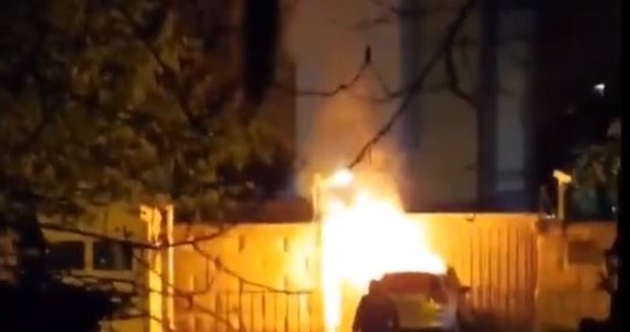 Samochód osobowy wbił się w ogrodzenie rosyjskiej ambasady w stolicy Rumunii Bukareszcie. Pojazd stanął w ogniu. Kierowcy nie udało się uratować. 