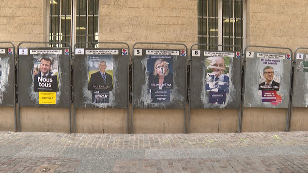 10 i 24 kwietnia Francuzi wybiorą prezydenta na kolejną pięcioletnią kadencję. Rada Konstytucyjna dopuściła do wyborów dwunastu kandydatów. Według najnowszych sondaży, I turę wygrałby urzędujący prezydent - Emmanuel Macron. W badaniu uzyskał 27,5 proc. głosów wyborców. Druga jest Marine Le Pen, która uzyskała 20 proc. poparcia. Z kolei na trzecim miejscu uplasował się szef Francji Nieujarzmionej Jean-Luc Melenchon, na którego swój głos chciałoby oddać 15 proc. respondentów. Na kolejnych miejscach w sondażu znaleźli się kandydatka Republikanów Valerie Pecresse oraz prawicowy publicysta i szef partii Rekonkwista Eric Zemmour - oboje z 10-procentowym poparciem. Na dalszej pozycji uplasował się szef koalicji Zielonych Yannick Jadot - 4,5 proc. głosów.