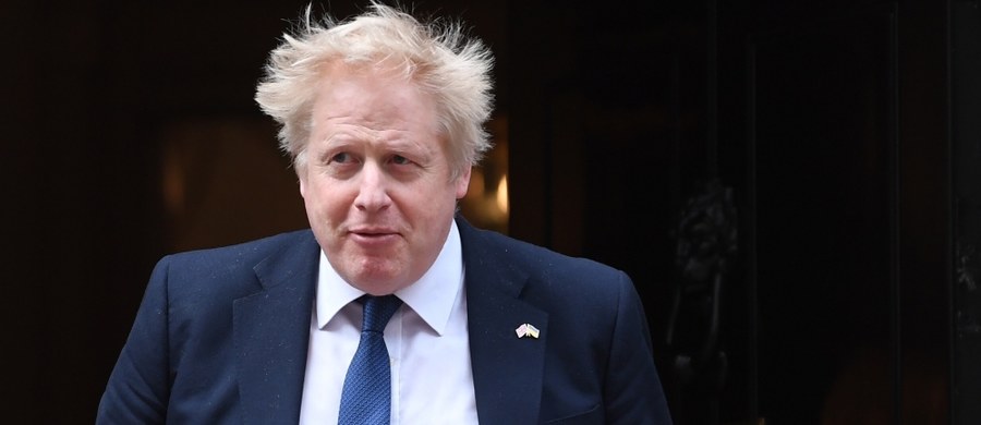 Brytyjski premier Boris Johnson opublikował w mediach społecznościowych krótkie przesłanie do obywateli Rosji. Część apelu wygłosił w języku rosyjskim. "Wasz prezydent jest oskarżony o popełnienie zbrodni wojennych. Ale nie mogę uwierzyć, że działa w waszym imieniu" – podkreślał. Mówił też, że Rosjanie zasługują na prawdę o tym, co się dzieje na terenie Ukrainy. 