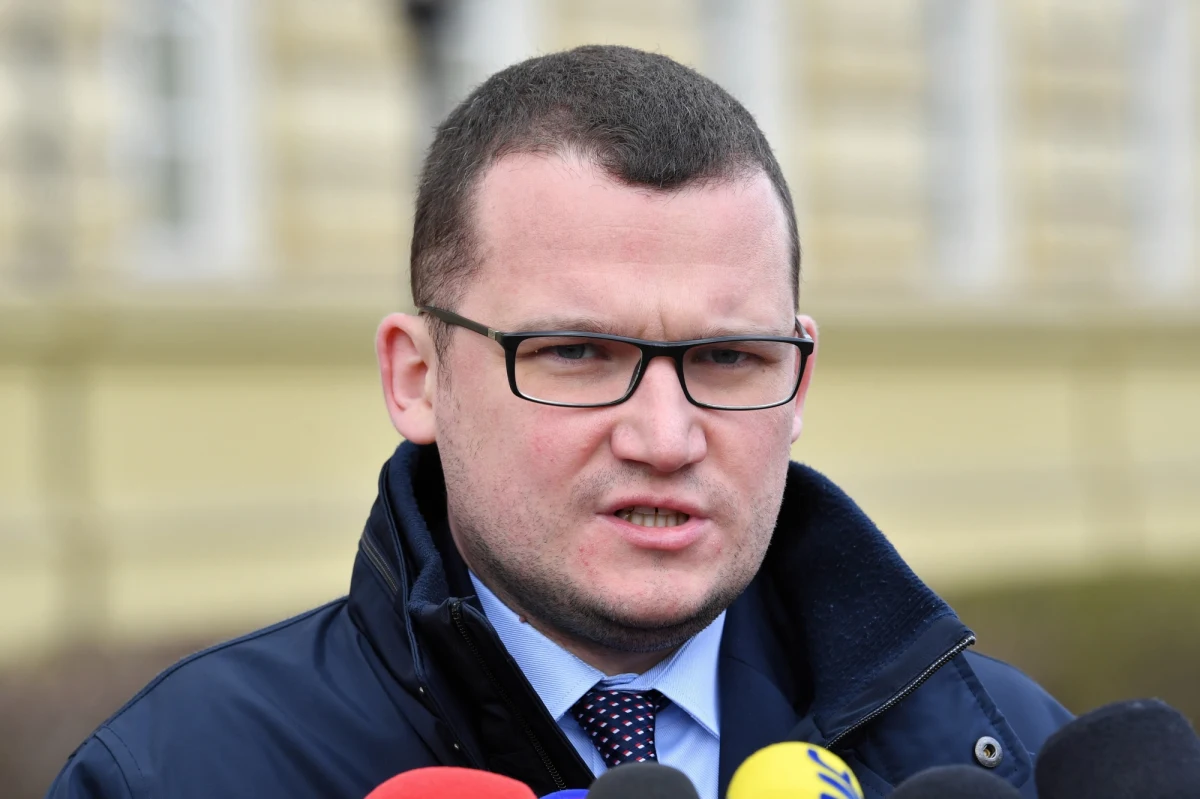 “96 procent osób, które się zarejestrowały jako uchodźcy w rejestrze PESEL to kobiety z dziećmi" - zauważył w rozmowie z TVP Info wiceminister spraw wewnętrznych i administracji Paweł Szefernaker, mówiąc o uchodźcach z Ukrainy, którzy dotarli do Polski. Jak zaznaczył, na pierwszym etapie udzielania pomoc dla Ukraińców była spontanicznym ruchem serca, a "dziś państwo polskie musi te sprawy usystematyzować".