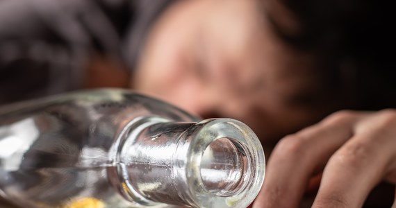 Kolejne śmiertelne zatrucie alkoholem w gminie Wręczyca Wielka pod Częstochową. To już czwarty przypadek w ciągu ostatniego tygodnia. Trzy kolejne osoby są w szpitalach.