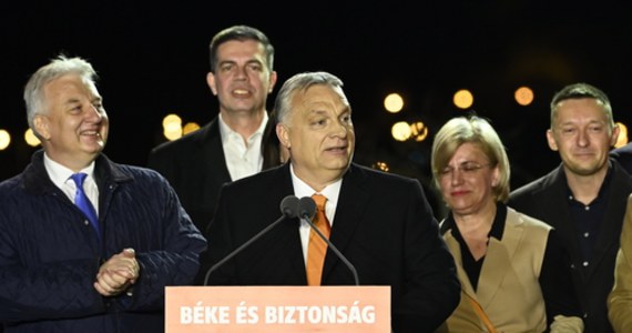 Minister spraw zagranicznych Węgier Péter Szijjártó poinformował, że wezwał do resortu ambasador Ukrainy w Budapeszcie. "Czas, aby ukraińscy przywódcy przestali obrażać Węgry i uwzględnili wolę węgierskiego ludu" - stwierdził szef węgierskiej dyplomacji. W niedzielę koalicja rządząca Fideszu i Chrześcijańsko-Demokratycznej Partii Ludowej zdobyła 2/3 głosów w wyborach do węgierskiego parlamentu.