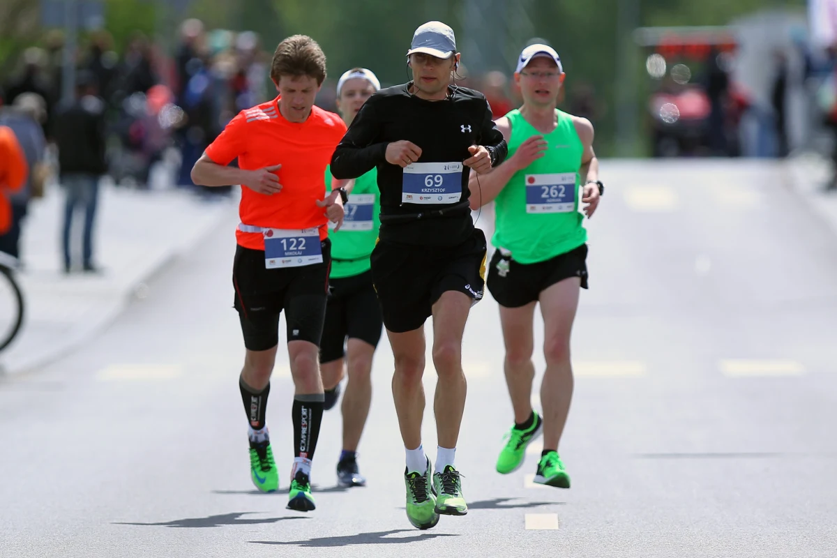 Gdańsk Maraton wraca po przerwie wymuszonej pandemią. Do biegu zgłosiło już ponad 3600 biegaczy i biegaczek. Kierowców i pasażerów komunikacji miejskiej czeka w niedzielę wiele utrudnień. Sprawdź dokładną trasę biegu, by nie stracić czasu z jego powodu.


