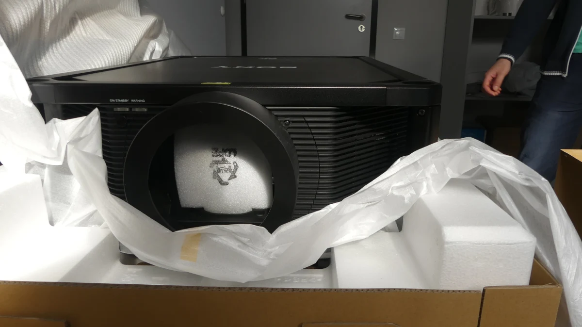 Laserowe projektory dotarły do Morskiego Centrum Nauki, które powstaje w Szczecinie. Urządzenia zostaną zainstalowane w planetarium i będą wykorzystywane do pokazów związanych z astronomią, fizyką, biologią i chemią.