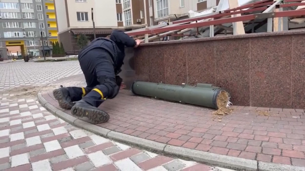 Ukraińscy saperzy usuwają różne rodzaje amunicji z terenów miasta, z którego niedawno wycofały się siły rosyjskie. Na nagraniu opublikowanym przez ukraińskie służby ratownicze widać prace mające na celu oczyszczenie ulic z wszelkiego rodzaju amunicji w mieście Bucza, niedaleko stolicy Kijowa. Według danych służb, w ciągu ostatniej dobry w samym tylko obwodzie kijowskim odnaleziono i rozbrojono prawie 300 materiałów wybuchowych. W całym kraju - ponad 4000.