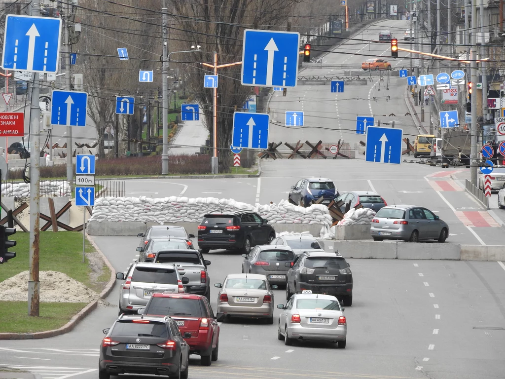 Samochody omijają barykady ustawione w mieście