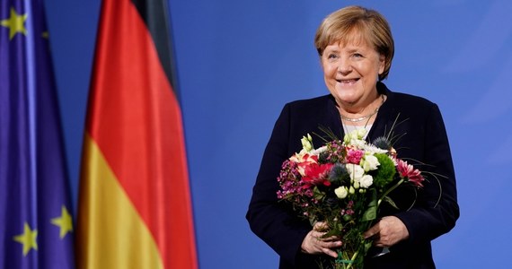 Prezydent Ukrainy Wołodymyr Zełenski poprosił byłą kanclerz Niemiec Angelę Merkel, aby na własne oczy zobaczyła okrucieństwa w Buczy. Ale Merkel podróżuje obecnie w zupełnie innym kierunku. Teraz cieszy się wiosennym słońcem we Florencji; od soboty przebywa prywatnie w Toskanii - pisze dziennik "Bild".