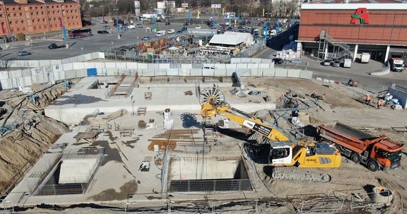 Trwa budowa przystanków na trasie łódzkiej kolei średnicowej. Prace mają miejsce obok Manufaktury, w pobliżu al. Włókniarzy, ale przede wszystkim u zbiegu ul. Zielonej i Alei Kościuszki. W tym czasie TBM Katarzyna drąży tunel "łódzkiego metra".