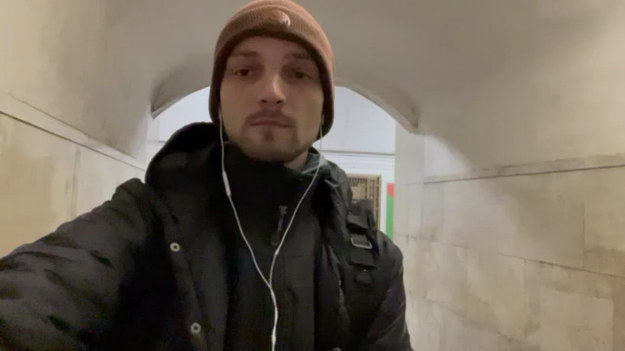 Przez wiele tygodni w kijowskim metrze chronili się ludzie. Dziś wciąż pozostają tam osoby, które boją się wojny i bezpieczeństwa szukają w podziemnych peronach. Z Kijowskiego metra dla Interii Jakub Krzywiecki. 