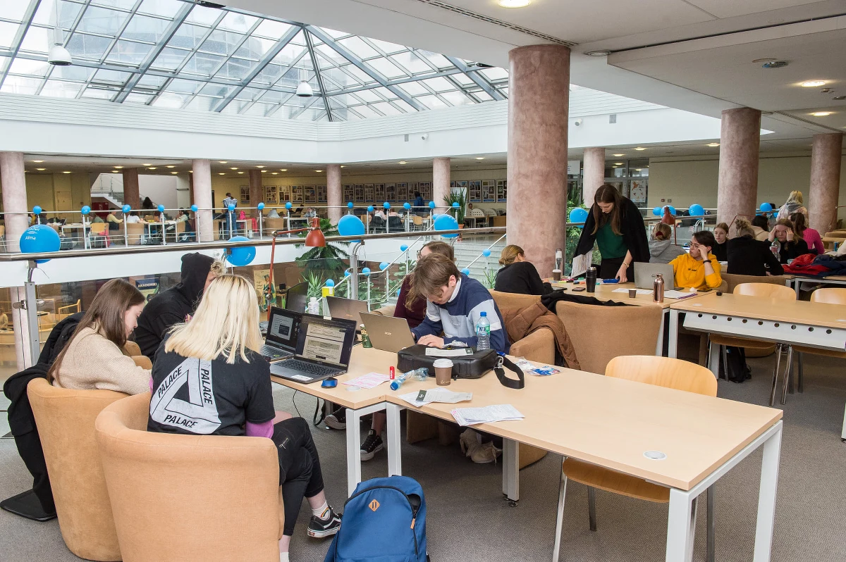 Uniwersytet Warmińsko-Mazurski w Olsztynie wyposażył swoją bibliotekę w system chmurowy Alma. Jego zalety to m.in. multiwyszukiwarka integrująca zbiory tradycyjne i elektroniczne, obsługa smartfonów i tabletów.  