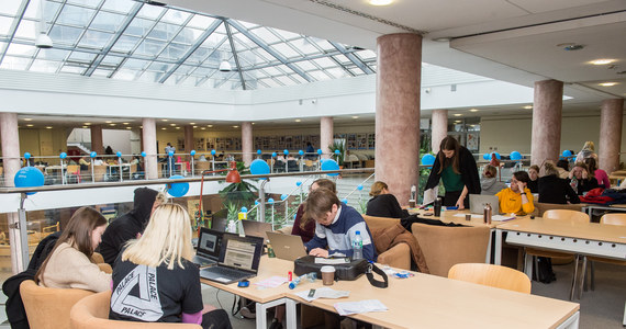 Uniwersytet Warmińsko-Mazurski w Olsztynie wyposażył swoją bibliotekę w system chmurowy Alma. Jego zalety to m.in. multiwyszukiwarka integrująca zbiory tradycyjne i elektroniczne, obsługa smartfonów i tabletów.  
