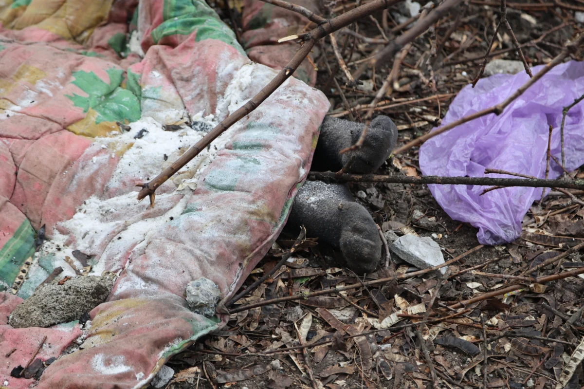 Rosyjskie wojska uruchomiły w Mariupolu mobilne krematoria. Jak informuje rada miejska, okupanci pozbywają się ciał zamordowanych cywilów. Połowa miasta znajduje się pod kontrolą wojsk rosyjskich i bojowników separatystycznej, samozwańczej Donieckiej Republiki Ludowej, a druga połowa - pod kontrolą ukraińskich obrońców. Mariupol od 30 dni jest jest systematycznie ostrzeliwany.