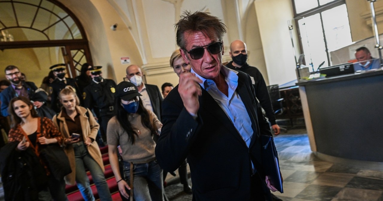 Najnowsze badanie wskazuje, że 95 proc. Ukraińców wierzy w zwycięstwo. Podobne stanowisko zajął aktor Sean Penn, który we wtorkowym wywiadzie dla Fox News bez cienia wątpliwości zapewnił, że Ukraina wygra tę wojnę. Dodał jednak, że pytanie, które każdy powinien sobie zadać, brzmi: „jakim kosztem?”.
