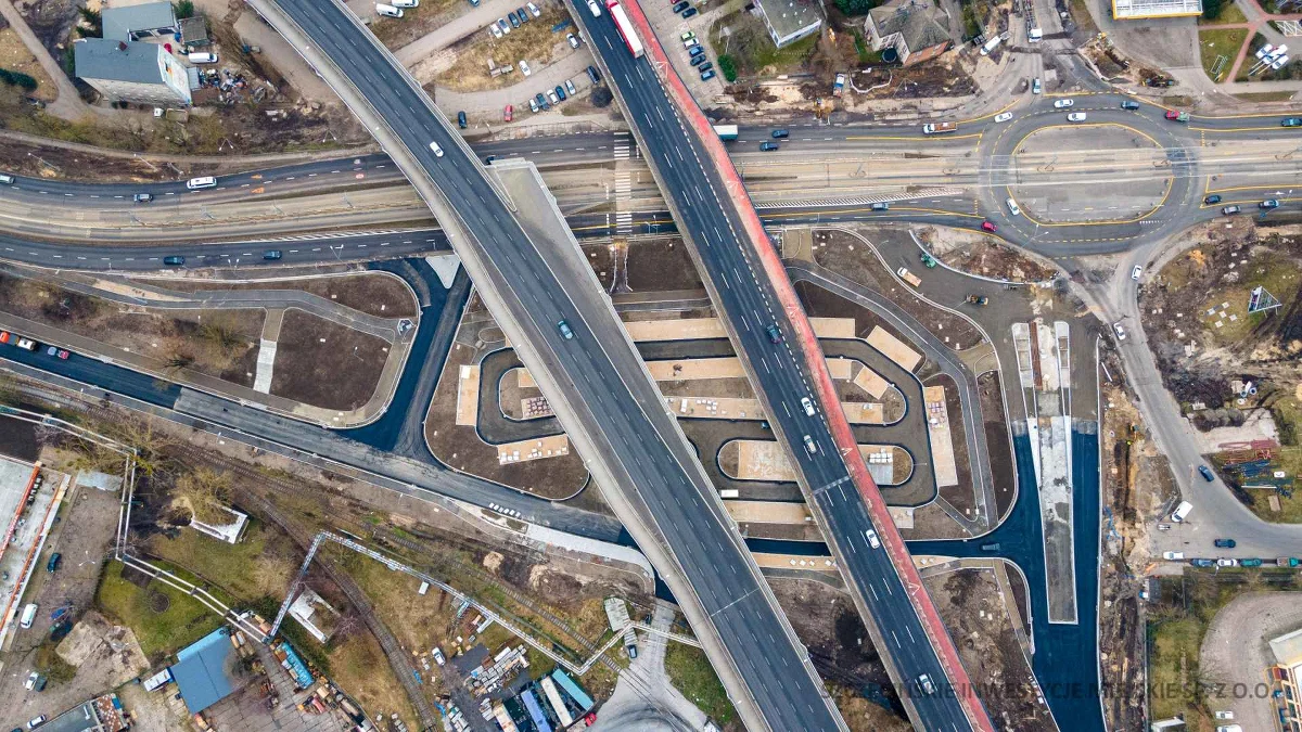 ​Kilka dni utrudnień może czekać kierowców w Szczecinie. Drogowcy mają zacząć w czwartek asfaltowanie nowego ronda na ulicy Energetyków, tuż przed Mostem Długim.