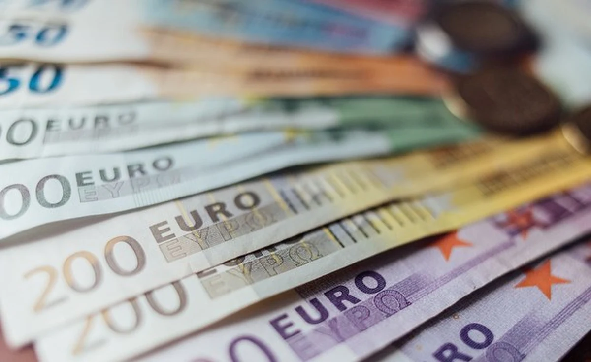 ​Unia Europejska zaczęła potrącać Polsce pieniądze za niezapłacone kary. Już obniżyła nam przesyłane fundusze o ponad 30 milionów euro. Tak informuje Ministerstwo Finansów w liście przesłanym do naszej redakcji.