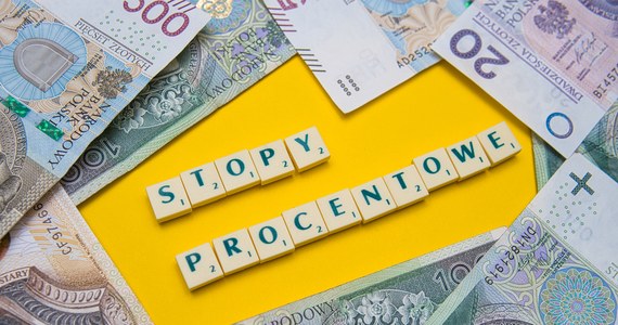 Rada Polityki Pieniężnej podniosła wszystkie stopy procentowe o 1 pkt procentowy - przekazał Narodowy Bank Polski. Główna stopa NBP referencyjne wzrosła do 4,5 proc. w skali rocznej.