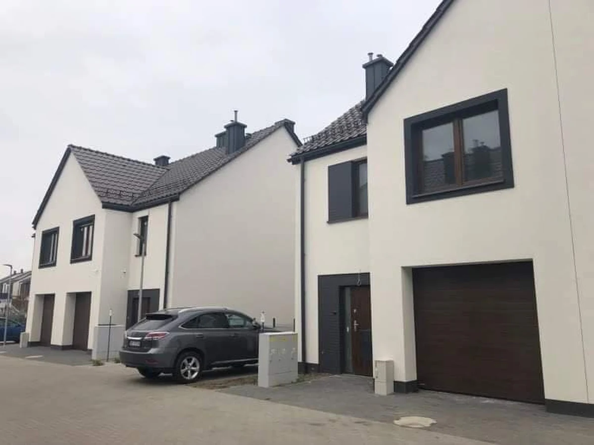 W Tyńcu Małym niedaleko Wrocławia, przedsiębiorca, zamiast sprzedać czy wynająć osiedle domów szeregowych, przekazał je na potrzeby uchodźców z Ukrainy. Pierwsze rodziny już w nich zamieszkały.