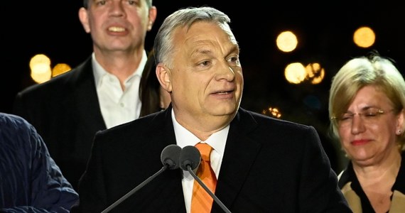 ​Premier Węgier Viktor Orban odbył rozmowę telefoniczną z prezydentem Rosji Władimirem Putinem. Orban miał mu zasugerować, by ogłosił "zawieszenie broni". Pytany o masakrę w Buczy, szef węgierskiego rządu stwierdził, że konieczne jest w tej sprawie śledztwo.
