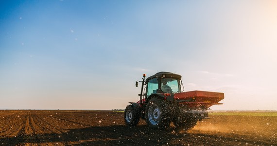 „Komisja Europejska nie zaakceptowała wniosku Polski o zgodę na dopłaty do nawozów, wskazując, że takie wsparcie powinno być w ramach pomocy de minimis” – poinformował wicepremier, minister rolnictwa Henryk Kowalczyk. Zapowiedział, że będzie ponowny wniosek do KE w tej sprawie.