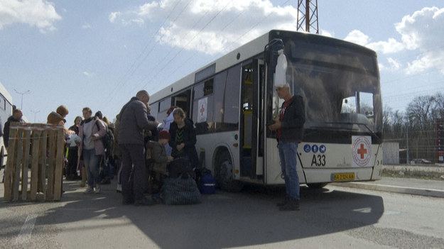 Konwój autobusowy Czerwonego Krzyża, ewakuujący cywilów z południowo-wschodniej Ukrainy, dotarł do Zaporoża. MKCK miał trudności z działaniem w kraju - jeden z jego zespołów został zatrzymany na kilka dni po tym, jak próbował przedostać się do Mariupola, aby pomóc zapewnić bezpieczne przejście tysiącom cywilów, którzy chcą opuścić oblężone miasto.